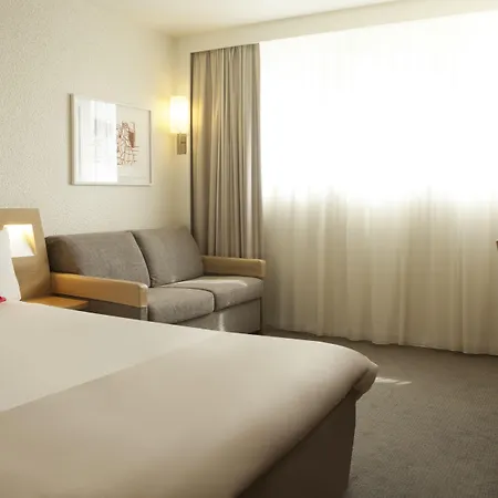 Отель Novotel Poissy